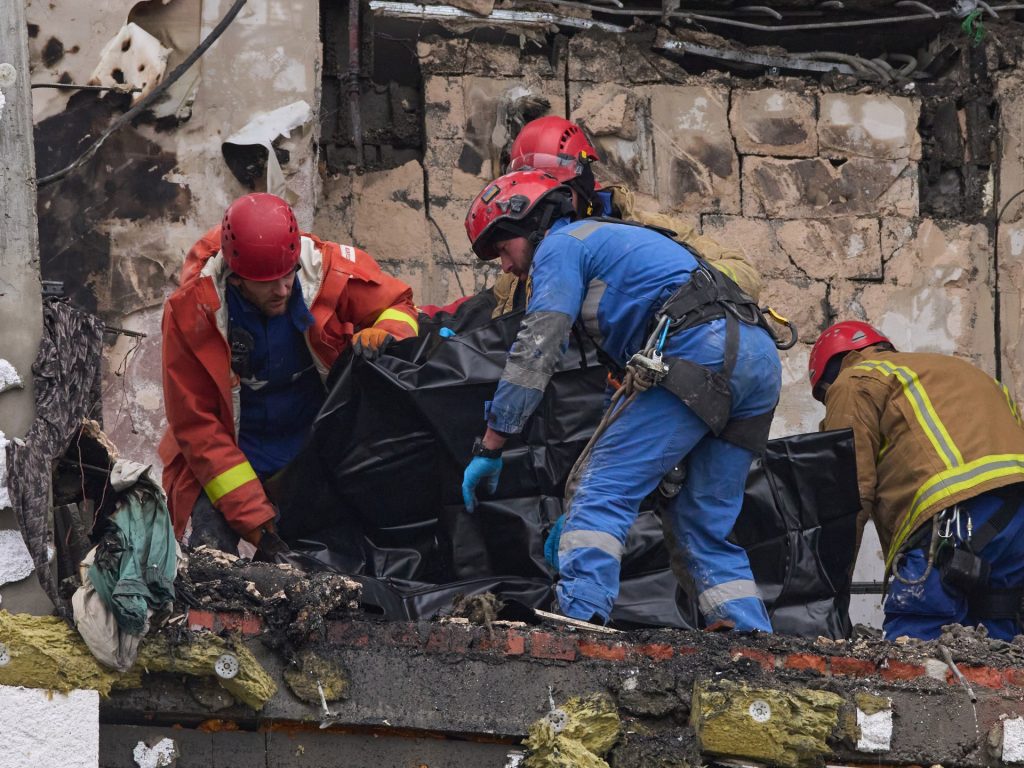 One Dead as Russia Strikes Ukraine Ahead of Trump-Zelenskyy Meeting